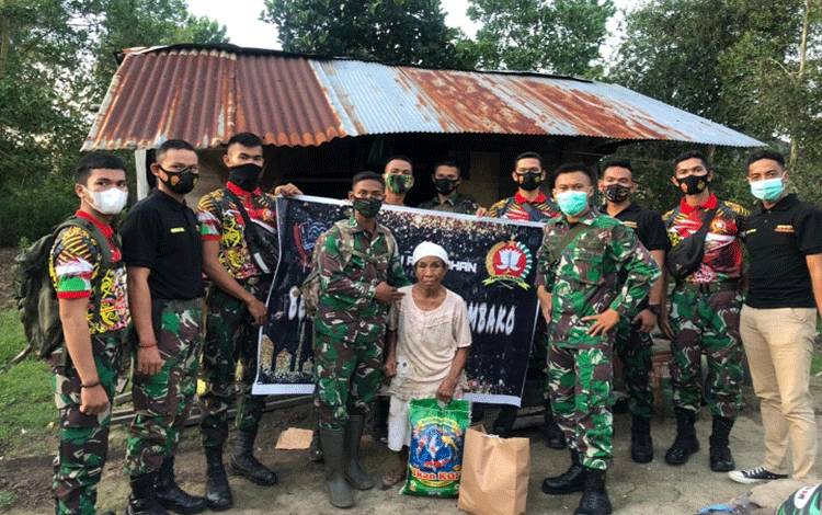 Hadir di Tengah Kesulitan Masyarakat, Kodim 1015/Sampit Bagi Sembako