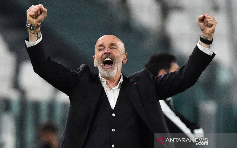 Manajer AC Milan Stefano Pioli melakukan selebrasi seusai timnya mengalahkan Juventus dalam lanjutan Liga Italia di Stadion Allianz, Turin, Italia, Minggu (9/5/2021). (foto : ANTARA/REUTERS/Massimo Pinca)