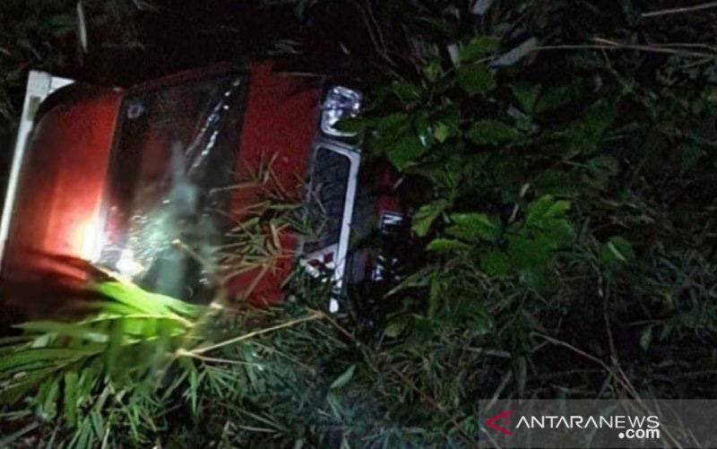 Penampakan mobil boks yang dikemudikan Budianto (30) warga Desa Sukamaju, Kecamatan Pagelaran, masuk ke dalam jurang sedalam 5 meter di Jalan Raya Pagelaran-Cianjur, Rabu (12/5) dini hari. (foto : ANTARA/Ahmad Fikri)