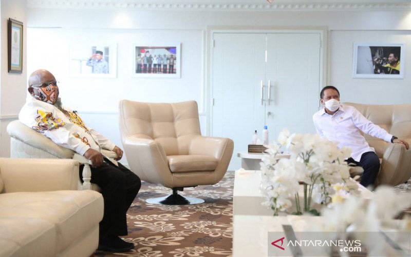 Menteri Pemuda dan Olahraga Zainudin Amali (kanan) saat menerima kunjungan Wakil Gubernur Papua Klemen Tinal membahas pelaksanaan Pekan Olahraga Nasional (PON) Papua di Kantor Kemenpora, Jakarta, Selasa (11/5/2021). (foto : ANTARA/HO-Kemenpora)