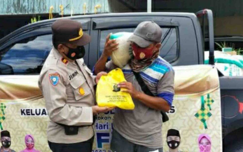 Berbagi di Bulan Ramadan, Polres Kapuas Salurkan Bantuan Beras dan Bingkisan kepada Warga