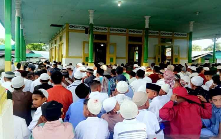 Pelaksanaan saalat Idul Fitri 1442 Hijriah berjamaah di Masjid Hena Lua Desa Kaitetu, Kecamatan Leihitu, Kabupaten Maluku Tengah, Pulau Ambon, Rabu (12/5/2021)