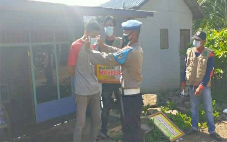 Personel Polsek Kapuas Timur Terus Imbau Warga Disiplin Terapkan Prokes