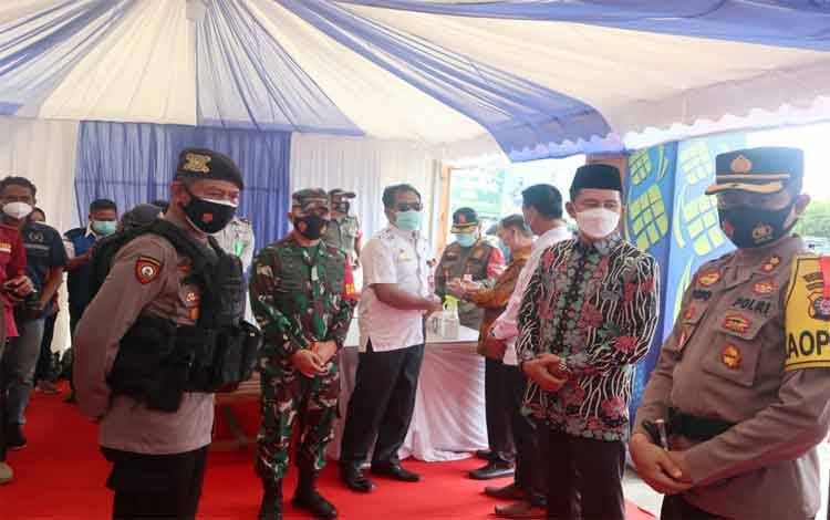 Dandim 1013 Muara Teweh Letkol Kav Rinaldi Irawan bersama Bupati dan Kapolres saat meninjau dan memonitoring kesiapan petugas dan sarpras di Pos-pos pengamanan Hari raya Idul Fitri 1442 H dan kenaikan Isa Almasih, Rabu 12 Mei 2021