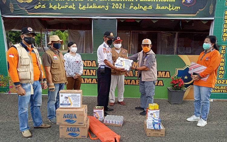 BPBD Provinsi Sampaikan Bantuan Gubernur Kalteng ke Pos Penyekatan