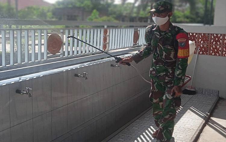 Personel Kodim 1015/Sampit Keliling Semprot Disinfektan