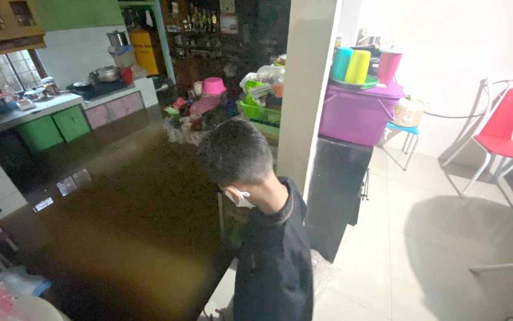 Salah satu rumah warga yang kebanjiran di Sampit saat suasana lebaran, Kamis, 13 Mei 2021.