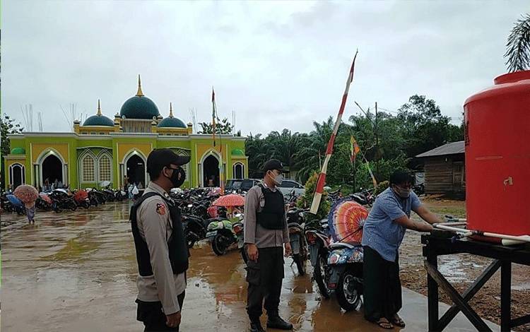 Polsek Seruyan Tengah Amankan Salat Idul Fitri di Desa Batu Agung