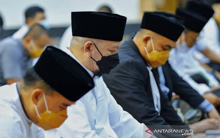 Ketua DPD RI menggelar Salat Idul Fitri 1 Syawal 1442 di Rumah Dinas Ketua DPD, di kawasan Kuningan, Jakarta Selatan, Kamis (13/5/2021) (ANTARA/HO-DPD RI)