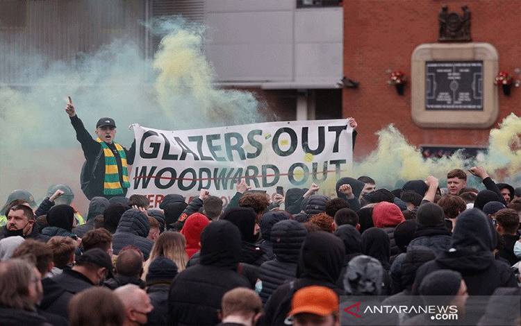 Suporter MU Protes Lagi, Bus Liverpool Sempat Dicegat ke Old Trafford