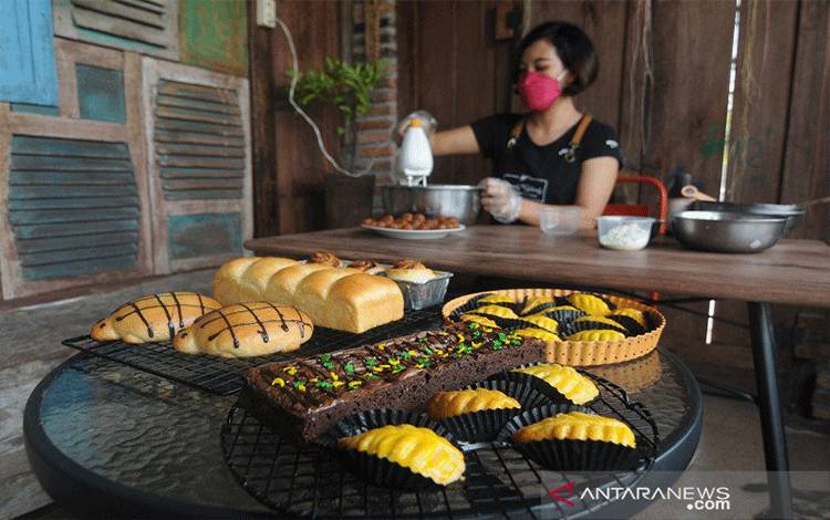 Seorang pekerja mengolah adonan saat membuat kue pesanan pelanggannya di Karang Kundi, Kapungan, Polanharjo, Klaten, Jawa Tengah, Kamis (29/4/2021). Berbagai jenis hasil produksi kue seperti nastar, kukis, bronis, dan roti tawar tersebut dapat dijadikan hamper kue atau paket kue lebaran yang dijual dari Rp45 ribu hingga Rp800 ribu per paket tergantung isi dan jenis kuenya. ANTARA FOTO/Aloysius Jarot Nugroho/rwa.