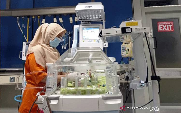Restu Wijayanti (39) saat bertugas merawat pasien bayi di ruang ICU salah satu rumah sakit pemerintah di Kota Bandung, Jawa Barat, yang bertepatan dengan hari libur Idul Fitri 1442 hijriah, Kamis (13/5/2021). (ANTARA/HO).