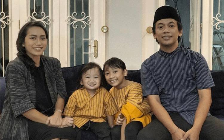 Rian "D'Masiv" Ceritakan Stok Kue Kering Lebaran Aman Berkat Hampers