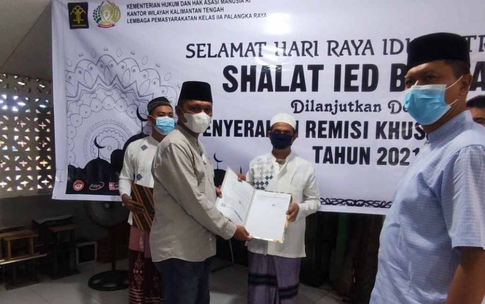 Kepala Lapas Kelas IIA Palangka Raya, Chandran Lestyono saat memberikan SK remisi kepada warga binaan.