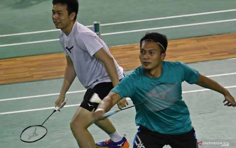 Pebulu tangkis ganda putra Hendra Setiawan (kiri) dan Mohammad Ahsan berlatih jelang All England 2020 di Pelatnas Cipayung, Jakarta, Kamis (5/3/2020)