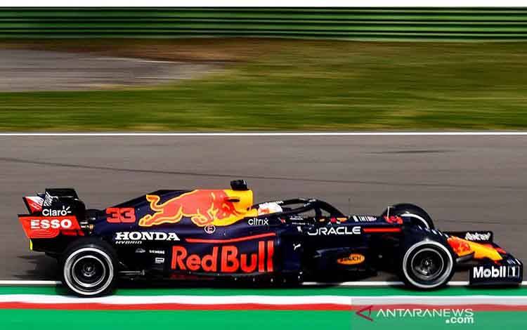 Pebalap tim Red Bull Max Verstappen menjalani sesi latihan bebas Grand Prix Emilia Romagna di Autodromo Internazionale Enzo e Dino Ferrari, Imola, Italia (16/4/2021)