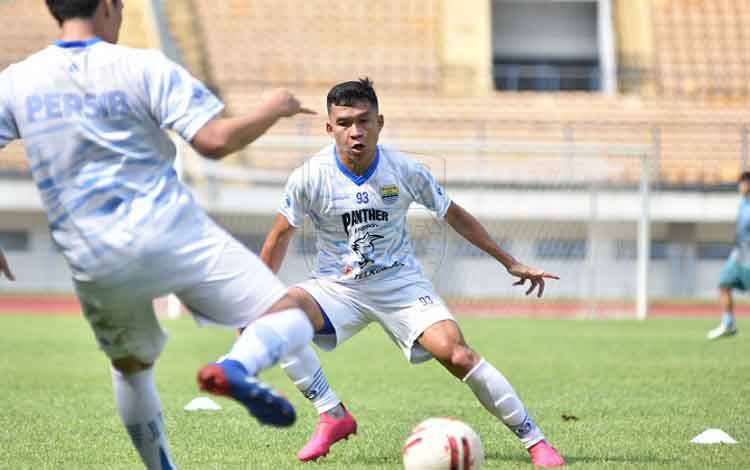Gelandang Persib Erwin Tetap Latihan saat Lebaran