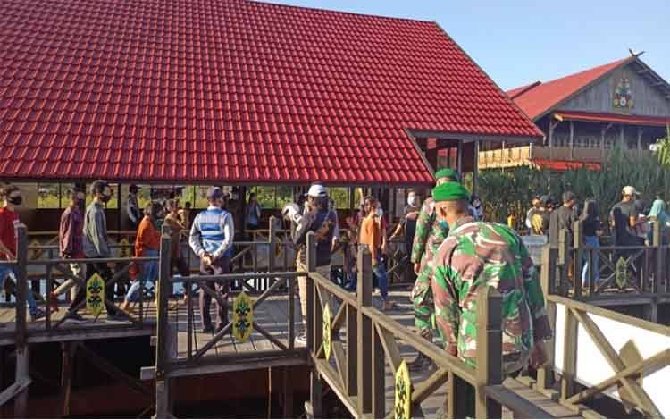 Satgas Covid-19 Palangka Raya Bubarkan Kerumunan Warga di Tempat Wisata