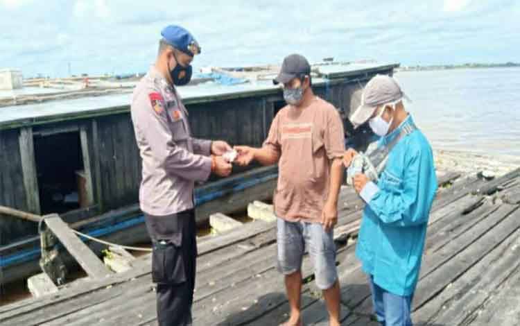 Sambangi Warga Sekitar Pelabuhan, Ini Pesan Personel Satpolairud Polres Kapuas