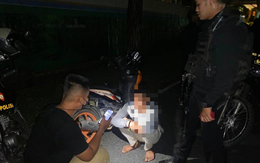 Pasangan diduga mesum saat diinterogasi polisi.