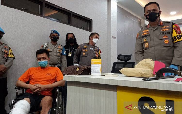 Kapolres Sukabumi AKBP Lukman Syarif menunjukkan tersangka pembunuhan berencana, TRB (24), warga Kampung Cikiwul RT 04/02, Desa Bojongsari, Kecamatan Jampangkulon, Kabupaten Sukabumi, Jabar. (ANTARA/Aditya Rohman)