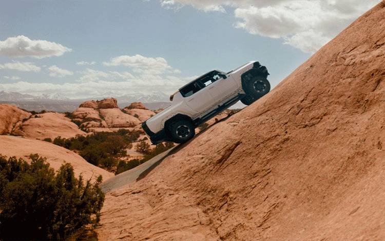 GMC HUMMER EV Unjuk Gigi di Medan "Off-Road" Moab Trails