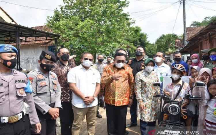 Mensos Janjikan Pembuatan 490 Alat Bantu Mobilitas Disabilitas
