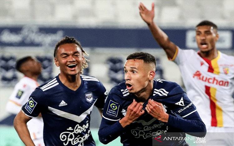 Gelandang Bordeaux Mehdi Zerkane (kanan) merayakan golnya ke gawang RC Lens dalam lanjutan Liga Prancis di Stadion Matmut Atlantique, Bordeaux, Prancis, Minggu (16/5/2021) waktu setempat. (ANTARA/AFP/Romain Perrocheau)