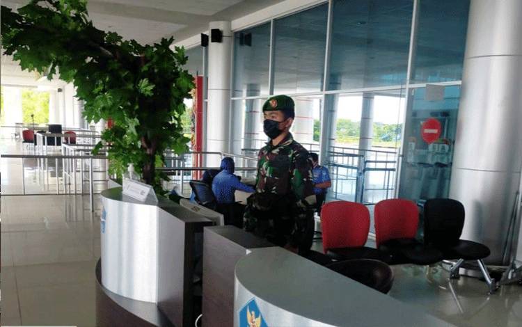Personel Kodim Palangka Raya Lakukan Pengamanan Bandara Tjilik Riwut Pasca Lebaran