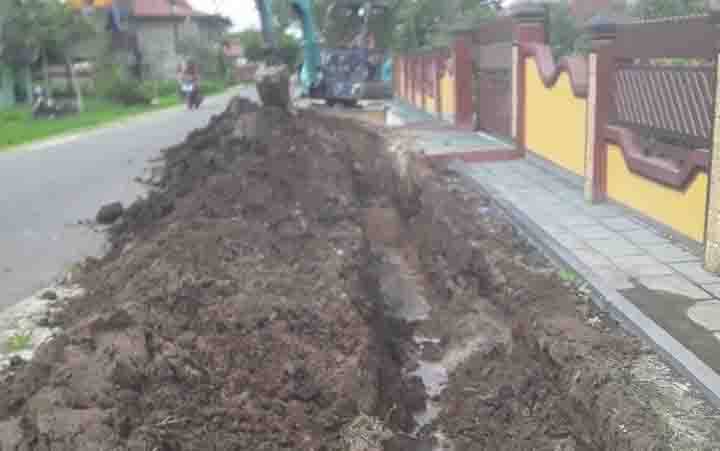 Pemkab Kotim Terus Keruk Drainase di Permukiman Demi Tangani Banjir Perkotaan
