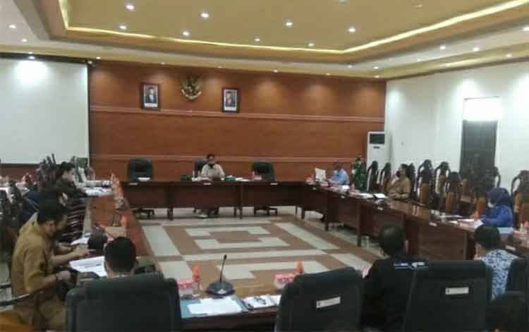 Pansus III DPRD Kapuas Rapat Bersama Eksekutif Bahas Raperda Prokes
