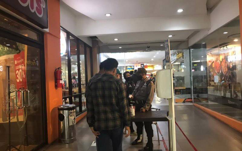 Tempat Makan di Mal Masih Ramai Pengunjung