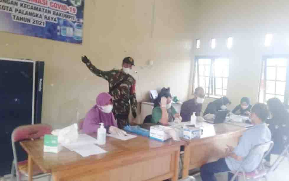 Babinsa Koramil Bukit Batu Kawal Vaksinasi Pegawai Kecamatan