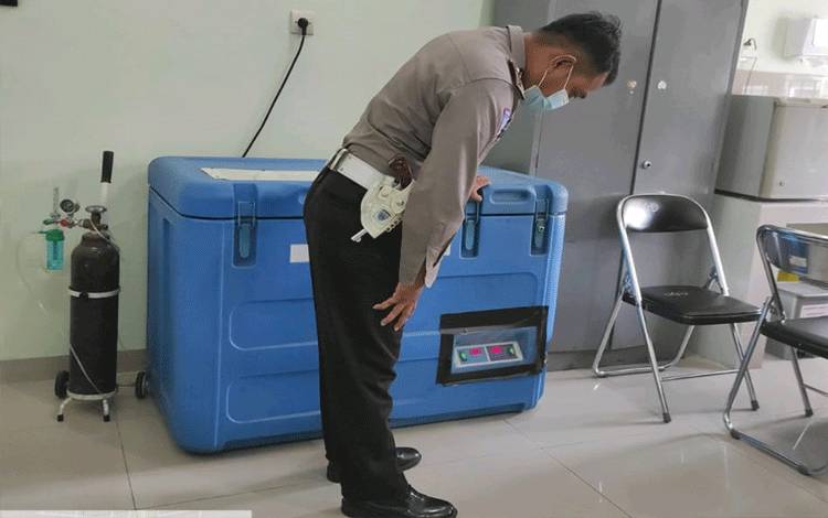 Personel Polsek Pahandut Lakukan Pengamanan Vaksin di Puskesmas Panarung