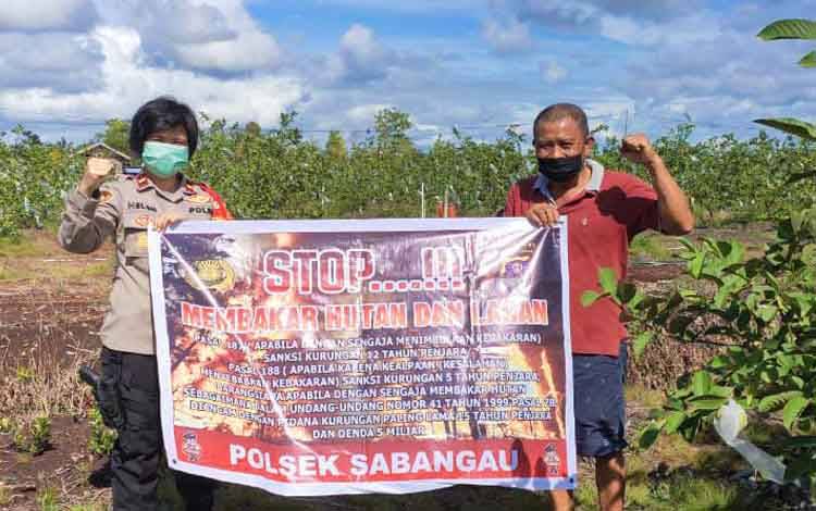 Kapolsek Sabangau Ipda Anastasya Helena Rompas saat menyambangi lahan warga guna menyosialisasikan dampak Karhutla