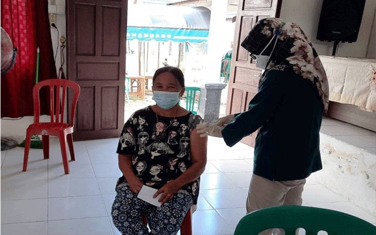 Warga Ikuti Vaksinasi Covid-19 di Desa Petak Bahandang Gunung Mas