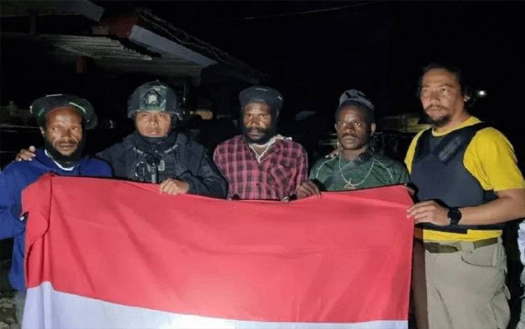 Empat Personel TNI Terluka Saat Dihadang KKB di Pegunungan Bintang