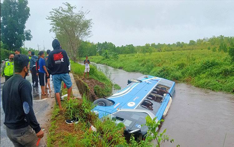 Bus Masuk Parit di Jalan Lingkar Luar, Puluhan Penumpang Teriak Minta Tolong