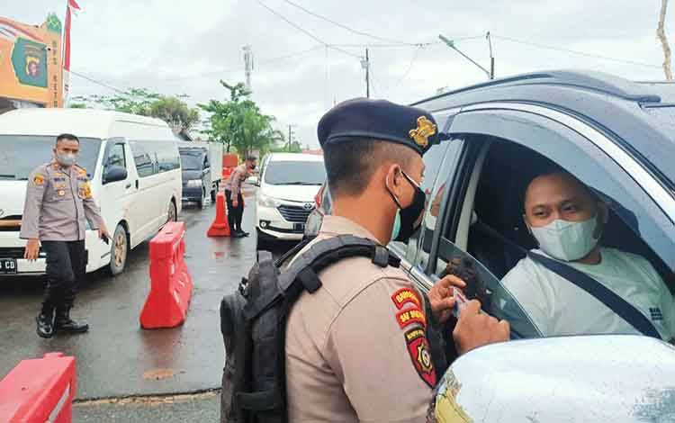 77 Kendaraan Putar Balik di Pos Penyekatan di Kapuas