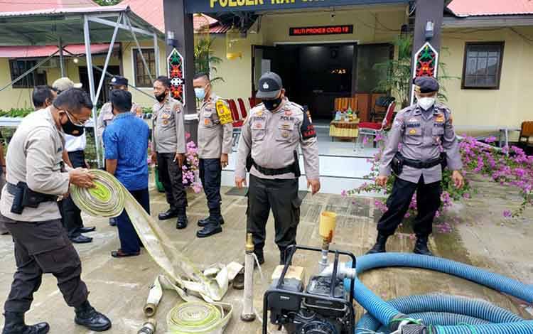Antisipasi Karhutla, Polsek Kapuas Barat Bersama Pemdes Gelar Apel Sarpras