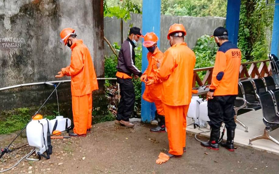 BPBD Damkar Barito Timur Semprotkan Disinfektan di Kantor SOPD Sembari Bagikan Masker