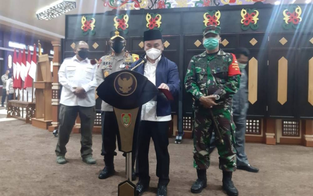 Gubernur Kalteng, Sugianto Sabran didampingi Forkopimda saat memberikan keterangan, Rabu, 19 Mei 2021.
