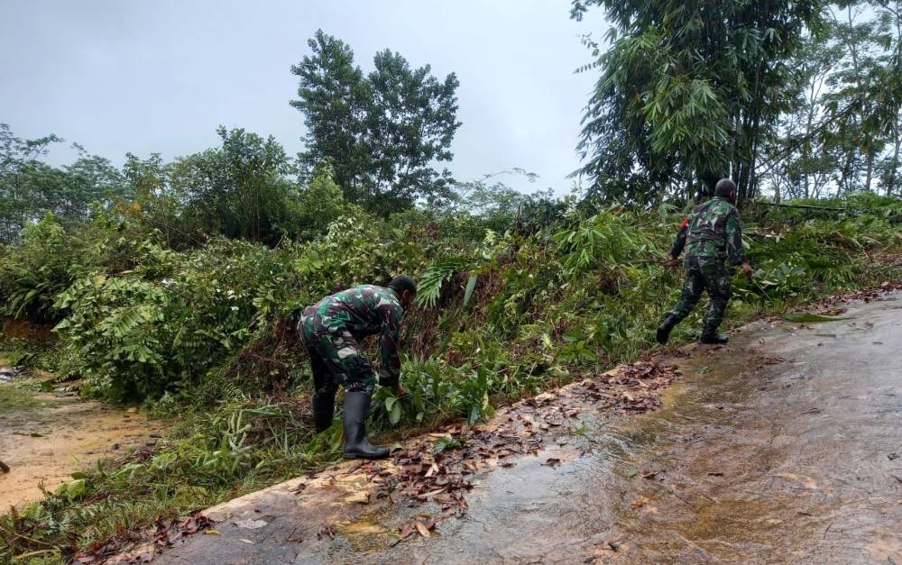 Babinsa Koramil Tumbang Jutuh Tumbuhkan Semangat Gotong Royong di Masyarakat