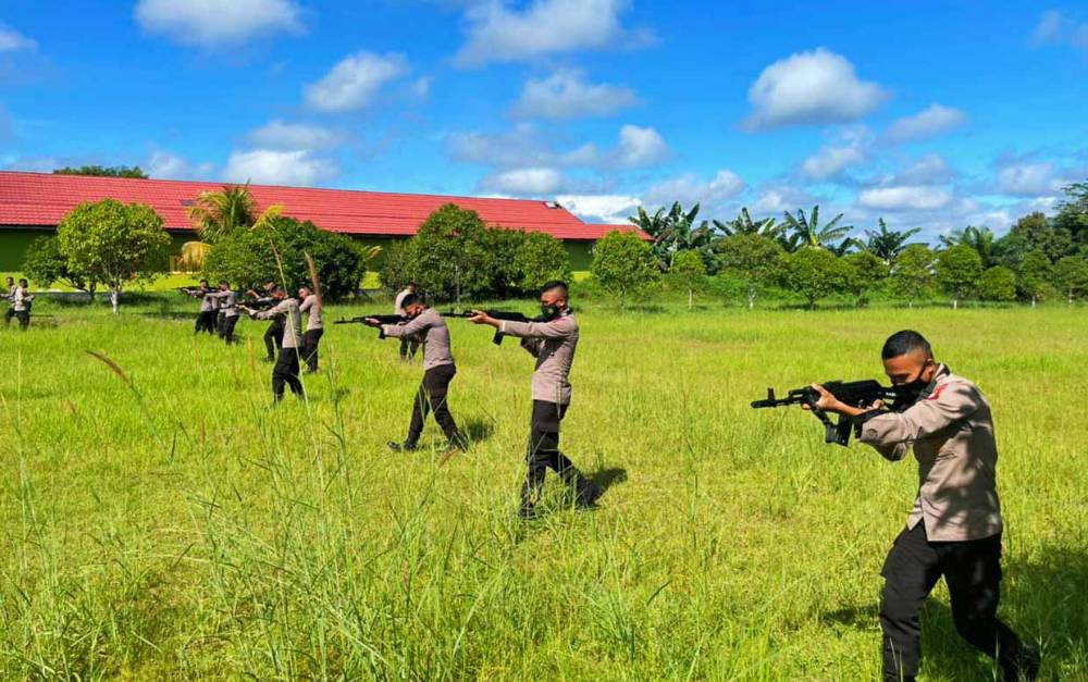 Personel Brimob Polda Kalteng saat melakukan latihan pertempuran, Rabu, 19 Mei 2021.
