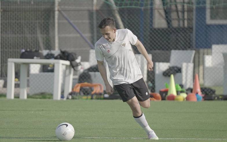 Pemain tim nasional Indonesia Egy Maulana Vikri menggiring bola dalam latihan skuad Garuda di Dubai, Uni Emirat Arab, Rabu (19/5/2021). Timnas Indonesia akan menjalani tiga laga terakhir Grup G Kualifikasi Piala Dunia 2022 di Uni Emirat Arab yaitu melawan Thailand pada 3 Juni 2021, lalu Vietnam pada 7 Juni 2021 dan Uni Emirat Arab pada 11 Juni 2021. (foto : ANTARA/HO/PSSI)