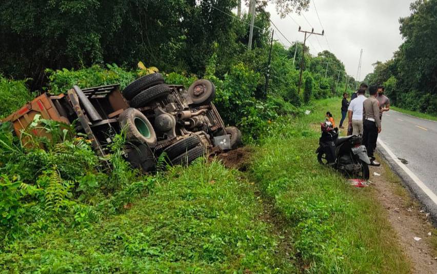 Minibus Kabur Usai Serempet Sepeda Motor di Katingan, Truk Fuso Masuk Parit