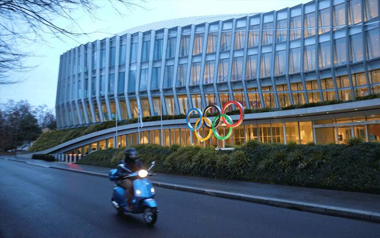 Cincin Olimpiade terlihat di depan Komite Olimpiade Internasional (IOC) saat penyebaran penyakit virus korona (COVID-19) di Lausanne, Swiss, Senin (7/12/2020). ANTARA FOTO/REUTERS/Denis Balibouse/hp/cfo (REUTERS/DENIS BALIBOUSE)