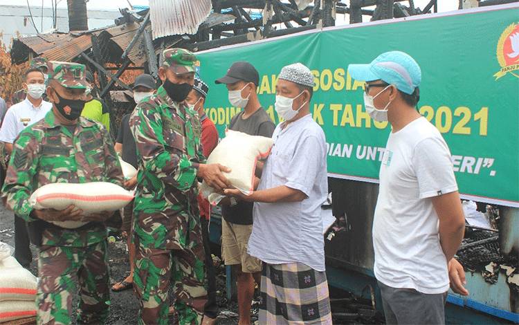 Kodim 1016 dan Baznas Palangka Raya Berikan Bantuan Sembako untuk Korban Kebakaran