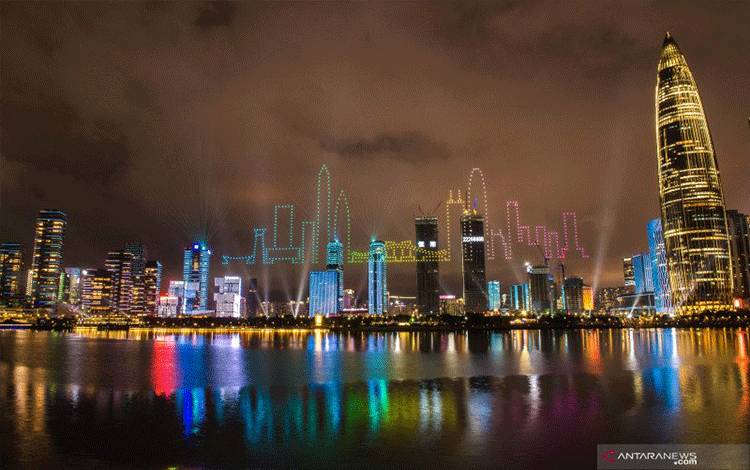 Pertunjukan cahaya yang digelar di Shenzhen, Provinsi Guangdong, China selatan, Rabu (26/8/2020). Pertunjukan cahaya tersebut melibatkan 826 drone yang dikombinasikan dengan lampu-lampu kota dan dimulai pukul 20.26 waktu setempat pada 26 Agustus di Shenzhen, serta digelar dalam rangka memperingati 40 tahun pembentukan Zona Ekonomi Khusus Shenzhen. ANTARA FOTO/Xinhua-Mao Siqian/hp.