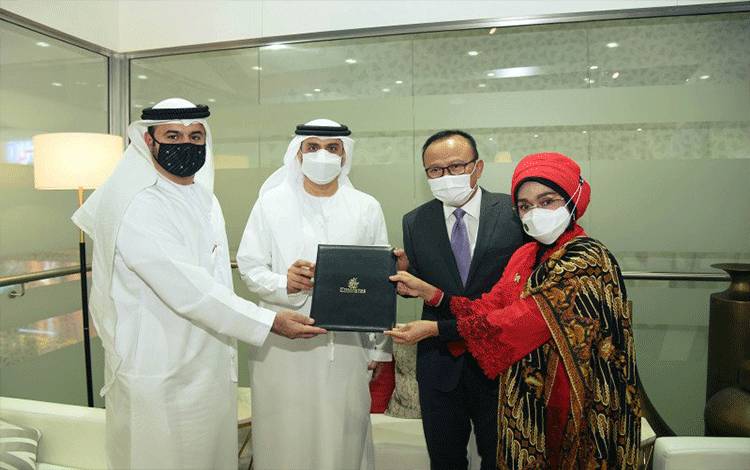 Ki-ka: Orhan Abbas, Wakil Presiden Senior, Operasi Komersial, Timur Jauh, Emirates; Adnan Kazim, Chief Commercial Officer, Emirates; K. Candra Negara, Konsul Jenderal Republik Indonesia untuk Dubai dan Emirat Utara; dan Nia Niscaya, Deputi Bidang Pemasaran Badan Pariwisata dan Ekonomi Kreatif Republik Indonesia. (ANTARA/HO)
